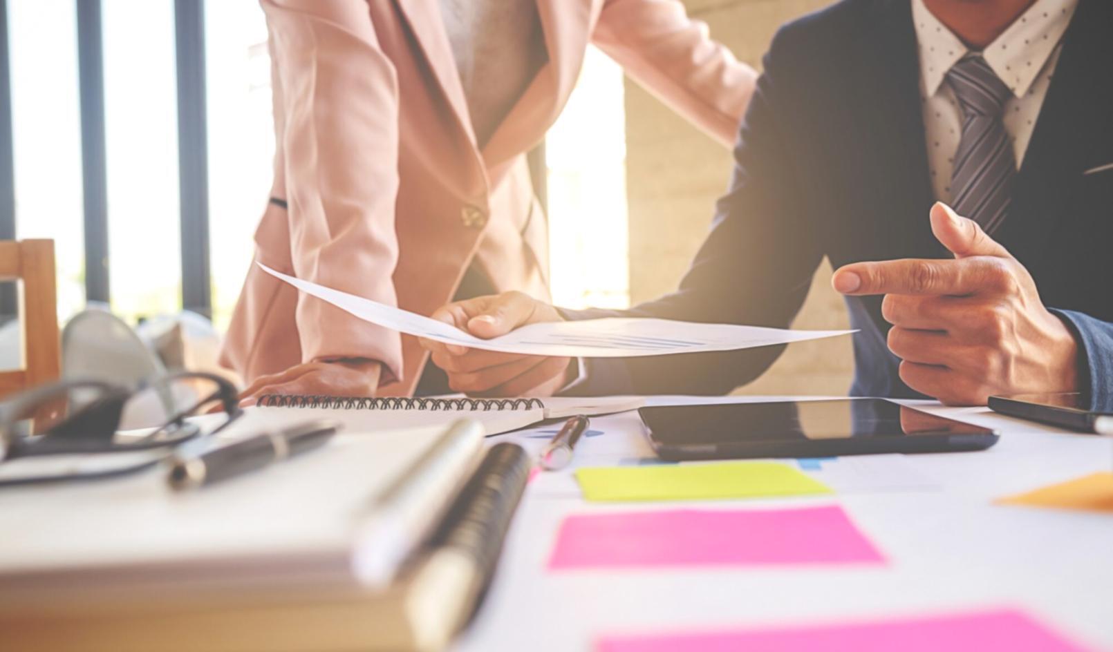 Espacio de formación financiera con materiales de análisis empresarial